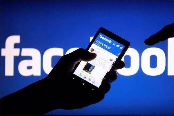 <p><strong>Uzaktan çıkış yapın</strong><br />
Uzaktan kontrol ederek çıkış yapabilmek için sırasıyla önce Facebook sayfasının sağ üstündeki Ok'a tıklayarak Ayarlar'a, oradan soldaki menüde bulunan Güvenlik kısmına ve krşınıza gelen listeden de "Giriş Yaptığın Yer" bölümüne göz atmalısınız. Bu bölümde yaptığnız tüm girişler uygulama bazlı olarak teker teker gözüküyor. Bilgisayar, Messenger ve Android için Facebook uygulamaları üzerindeki kullanımlarınızı görüntüleyerek istemediğiniz girişlerden "Oturumu Kapat" diyerek çıkabilirsiniz.</p>
