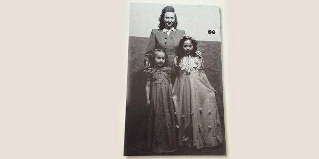 <p>Semahat Koç bir çocuk bayramı balosunda kızkardeşleri Sevgi (sağda) ve Suna ile birlikte. Ankara, 1946</p>
<p> </p>