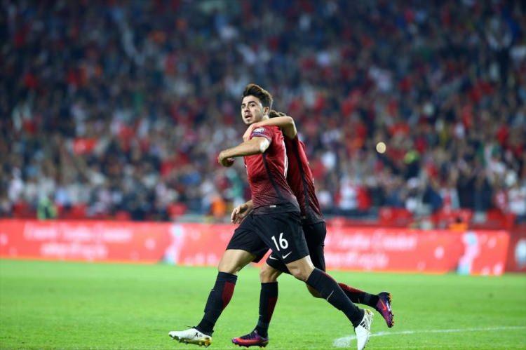 <p><strong>SOKAK KEDİSİ GİBİ...</strong></p>
<p>Duran toptan gol atmak çok önemli. Oyun akışında pozisyona girmemeyi öz eleştiri yapabiliriz. Cenk çok çalışmalı. Sokak kedisi gibi olmalı. Hep rızkını aramalı. Cenk bunu yapmazsa, sıradanlaşır. Bildiğim kadarıyla çok çalışkan bir oyuncu. Tembel olursa ne Beşikta ne Milli Takımda oynar.</p>
<p><strong><a href="http://video.haber7.com/video-galeri/77849-dilmen-insallah-yanilirim-ama-arda-turan" target="_blank"><span style="color:rgb(255, 215, 0)">VİDEO İÇİN TIKLAYIN</span></a></strong></p>