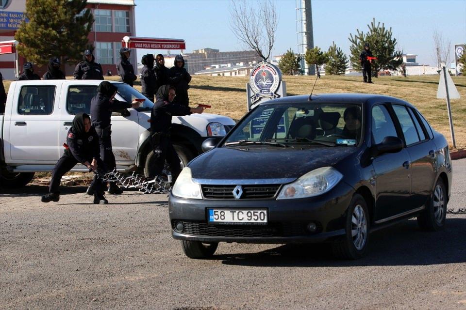 <p>"Başka hiçbir yerde olmayan eğitimden geçiyoruz"</p>

<p>Afgan kadın polis adaylarından Sima Gül, ülkesine hizmet etmek için bu eğitimi almaya geldiğini söyledi. Polisliği çok sevdiğini ve bu nedenle kursa katıldığını anlatan Gül, "Afganistan'da bu eğitimi almak istiyordum ama kadın polislere yönelik bazı sorunlardan dolayı diğer arkadaşlarımla birlikte Türkiye'ye geldim." diye konuştu.</p>
