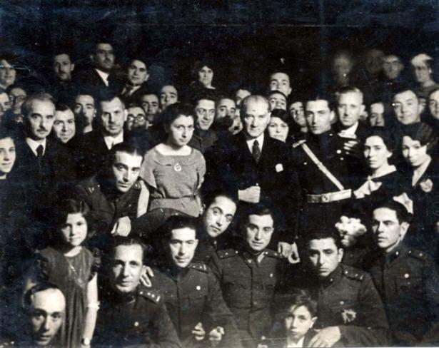 <p><strong>Atatürk'ün çıktığı Anadolu gezilerinden ve İstanbul Üniversitesi'nde harf devrimi çalışmalarında öğrencilerle yaşadıkları anlar yer alıyor.</strong></p>