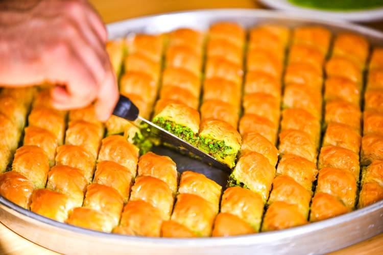 <p>2 dilim baklava <strong>500 </strong>kaloridir ve <strong>500 ml</strong> su içilmesi gerekir.</p>
