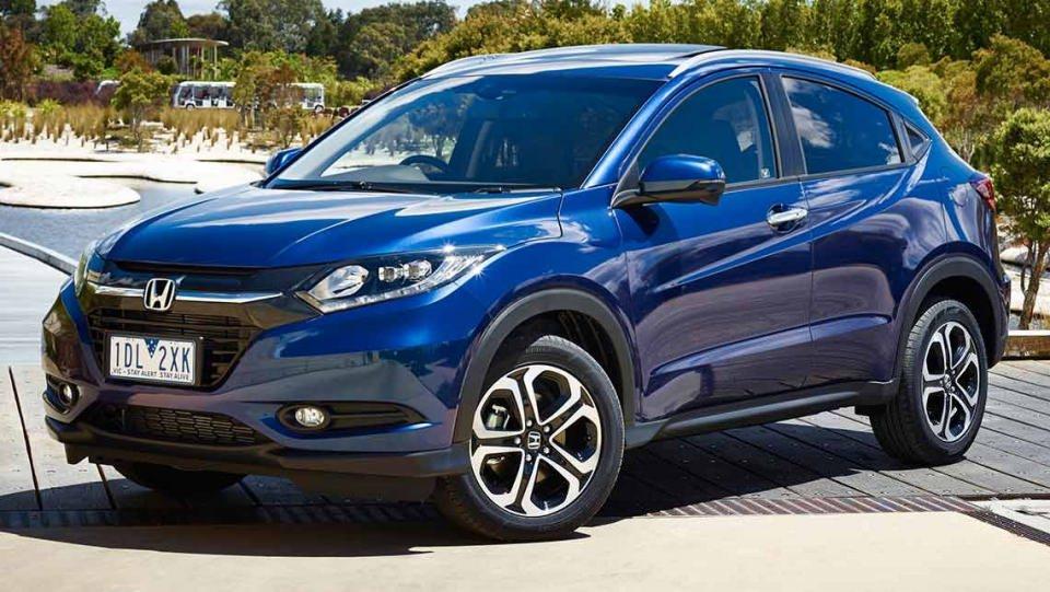 <p><strong>HONDA HR-V</strong><br />
1.5 lt benzinli ve 1.6 lt'lik dizel motorları mevcut. Otomatik şanzıman sadece benzinli versiyonunda mevcut.Yılın ikinci çeyreğinde satışa suınulacak. Jazz'deki gibi arka koltukları değişken.</p>
