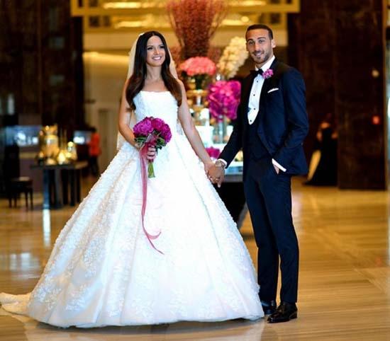 <p>Beşiktaş'ın milli yıldızı Cenk Tosun, Zorlu Ruffless Hotel’de düzenlenen törende Ece Akgündüz ile evlendi.</p>

