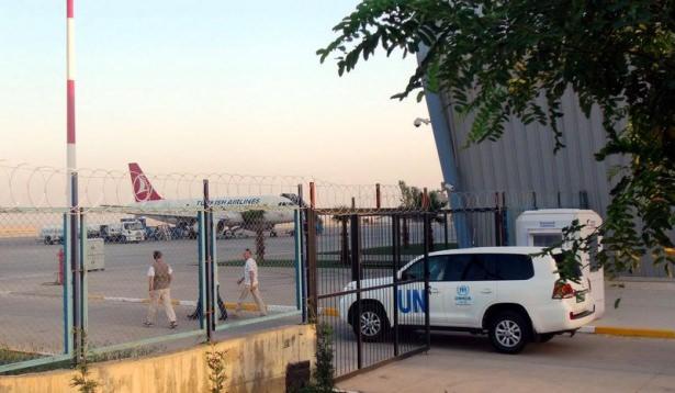 <p>Mardin Hava Limanı'nda Vali Yardımcısı Ali İkram Tuna tarafından karşılanan Angelina Jolie, daha sonra BM'ye ait zırhlı araçlarla konaklayacağı otele geçti.</p>
