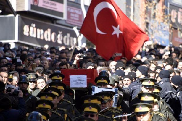 <p>Törende, Çalışma ve Sosyal Güvenlik Bakanı Süleyman Soylu , şehidin babası Vahittin , ağabeyi Davut (ve şehidin üniformasını giyinen kardeşi Osman Erdoğan ile saf tuttu.</p>
