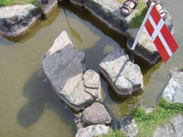 <p>Poulsen takip eden kış ayları boyunca basit aletler kullanarak b&uuml;y&uuml;k taşları buz &uuml;zerine yerleştirdi bahar geldiğinde yerine iyice oturan taşlar yavaş yavaş bir d&uuml;nya haritası g&ouml;r&uuml;n&uuml;m&uuml; aldı.</p>

<p>&nbsp;</p>
