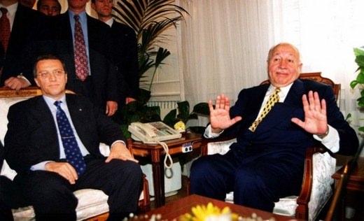 <p>O süreçte siyasi krizleri ekonomik krizler takip etti. Türkiye ekonomik olarak adeta diz çöktürüldü. Bankalar boşaltılırken pek çok ocak söndü.</p>
