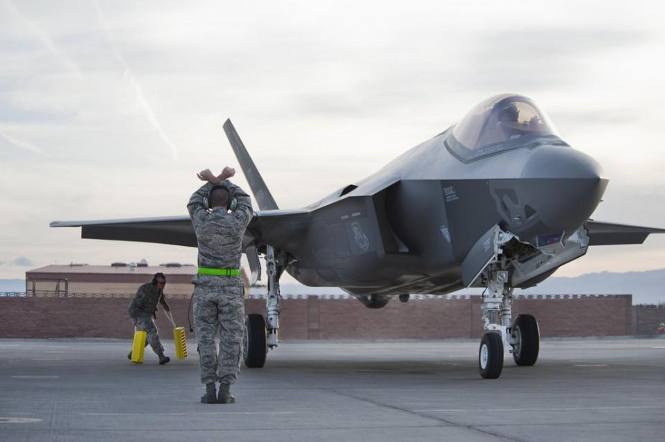 <p><strong>Füzeler:</strong><br />
Havadan Havaya Füze: AIM-120 AMRAAM AIM-9 Sidewinder IRIS-T MBDA Meteor<br />
Havadan karaya füzeler: AGM-88 HARM AGM-158 JASSM Brimstone Lockheed Martin JAGM Storm Shadow SOM<br />
Anti-gemi füzesi: Naval Strike Missile JSM Long Range Anti-Ship Missile (LRASM)<br />
<br />
<strong>Bombalar:</strong><br />
MK-84, MK-83, MK-82 Genel maksat bombaları CBU-100 küme bombasi Paveway serisi lazer güdümlü bombalar GBU-39 SDB küçük çap bombalar JDAM serisi B61 Nükleer bomba AGM-154 JSOW</p>