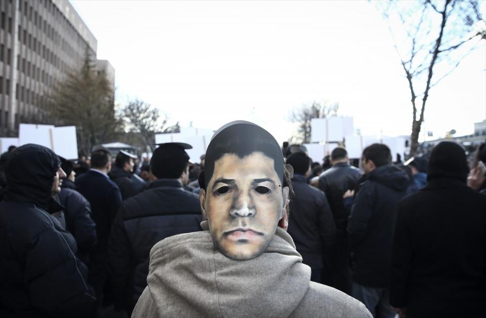 <p>Vatandaşlar, şehit Halisdemir'in maskelerini takarak sanıklara tepki gösterdi.</p>
