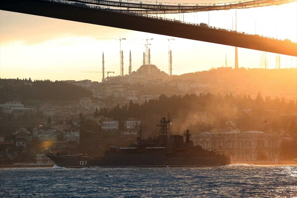 <p>Ege Denizi yönünden Çanakkale Boğazı'nı geçerek Marmara Denizi'nden gelen Rus Donanması Karadeniz Filosuna bağlı çıkarma gemileri 151 borda numaralı "Azov" ile 127 borda numaralı "Minsk", sabah erken saatlerde İstanbul Boğazı'na giriş yaptı.</p>

<p> </p>
