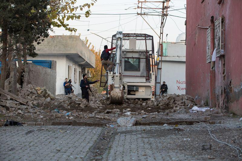 <p>Silopi'deki "Şehit Polis Muhammet Onur Operasyonu"nda teröristlerin bulunduğu bazı caddeleri kontrol altına alan güvenlik güçleri birçok barikatı da ortadan kaldırdı.</p>

<p> </p>

