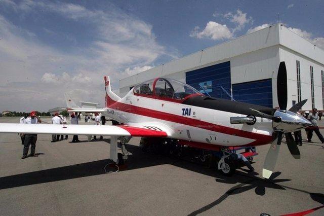 <p><strong>HÜRKUŞ</strong><br />
Türk mühendisler tarafından üretilen ikinci hava aracı olan Hürkuş saatte 574 kilometre maksimum seyir hızına ulaşabiliyor. Perdövites hızı (iniş konfigürasyonu) 143 km/sa olan Hürkuş'un maksimum tırmanma hızı ise deniz seviyesinde 22 m/s olarak belirtiliyor.</p>
<p> </p>