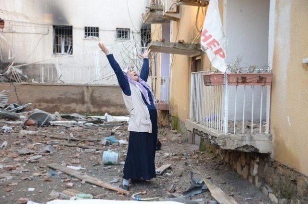 <p>Diyarbakır’ın Çınar İlçesi’nde PKK’lı teröristlerin bombalı saldırısının ardından katliamın sembol fotoğraflarından olan ve iki elini göğe açıp isyan eden kadın açıklamalarda bulundu.<br />
<br />
<strong>Kaynak: HABERTÜRK/Ahmet Yukuş</strong></p>
