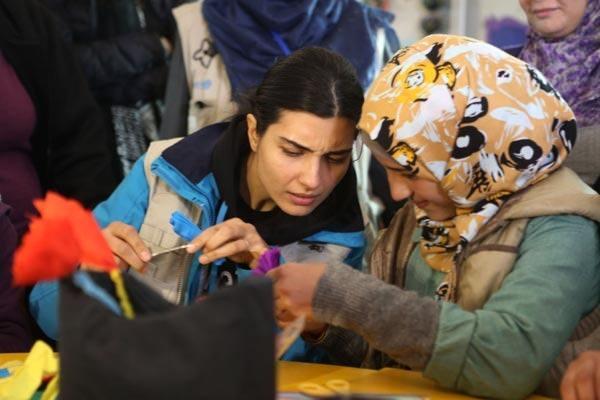 <p>Arap dünyasında en fazla sevilen kadın oyuncu olarak gösterilen Tuba Büyüküstün Ürdün'deki Suriyelilerin kampını ziyaret etti.</p>

<p> </p>
