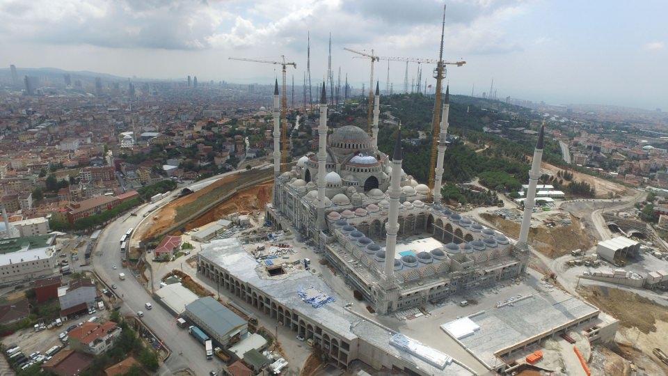 <p>Öte yandan Çamlıca Camisi’nin 6 minaresi de tamamlandı. 4’ü 107.1 metre 2’si ise 90’ar metre olan cami minarelerinin toplam uzunluğu 608 metreyi geçiyor.<br />
<br />
Boyama ve kaplama işlemlerinin bitmesinin ardından kule vinçler sökülüyor. Caminin avlusunun mermerle kaplanma işlerinin ve dış taş kaplama işleminin yüzde 80’nin tamamlandığı belirtildi.<br />
<br />
Bittiğinde 50 bin kişinin aynı anda ibadet edebileceği büyüklükte olan Çamlıca Camisi’nin bir başka özelliği ile de ön plana çıkıyor. Çamlıca Camisi son günlerde sık sık konuşulan büyük İstanbul depreminin gerçekleşmesi durumunda 100 bin insanı sivil savunma anlamında barındıracak kapasitede olduğu belirtildi.</p>

<p> </p>

<p> </p>

<p> </p>
