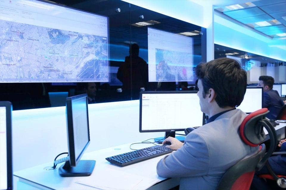 <p>İzleme merkezinde 48 personelin "7 gün 24 saat" esasına göre görev yaptığını aktaran Yıldırım, birimin mahkemelerce verilen tedbirlerin yerine getirilmesi kapsamında riskli görülen kişileri, elektronik izlemeyle takip ettiğini, ihlaller sonucunda da ilgililerin anında uyarıldığının altını çizdi.</p>

<p> </p>
