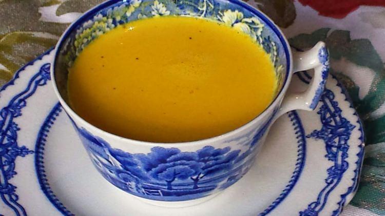 <p>Zerdeçalın içerisindeki curcumin maddesi kanserin başlamasına ve yayılmasına mani olmasıyla bilinen bir madde.</p>