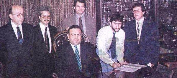 <p>Rıdvan Dilmen,Fenerbahçe ile sözleşme yeniliyor (1991)</p>
