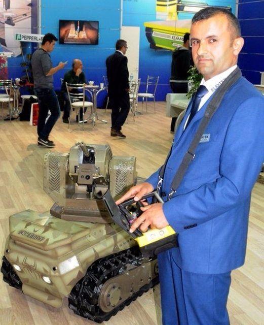 <p>Analog joistikli uzaktan kumandanın Türkiye’de üretiminin olmadığını ve ilk defa kendilerinin üretmeye başladığını da ifade eden Düzgün, TÜBİTAK, KOSGEB ve Sanayi Bakanlığımızın ’tekno yatırım’ projelerinden destek alarak uzaktan kumandayı geliştirdiklerini de sözlerine ekledi. ’Ankerot’ firma tarafından Konya’daki Endüstri Zirvesi Fuarı’nı sergileniyor.</p>
<p>Savunma Teknolojileri ve Mühendislik AŞ (STM) tarafından geliştirilen Duvar Arkası Radarı (DAR) ve Su Altı Optik Haberleşme Teknolojisi ilk kez görücüye çıktı.</p>