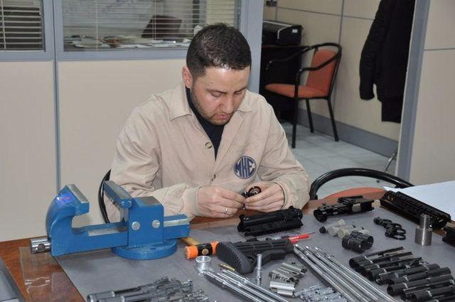 <p><strong>KESKİN NİŞANCI TÜFEĞİ</strong><br />
İyiiş, diğer projelerinin ise tim, manga tipi keskin nişancı tüfeği olarak tabir ettikleri KNT-76 olduğunu anlattı. Tüfeğin 7,62x51 milimetre kalibreye sahip olduğunu dile getiren İyiiş, şunları kaydetti:</p>
<p> </p>