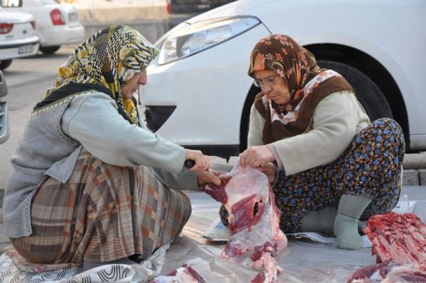 <p>Vatandaşlar bayram namazından sonra kurban kesim yerlerinde kurbanlarını kesip paylaşırlar.</p>