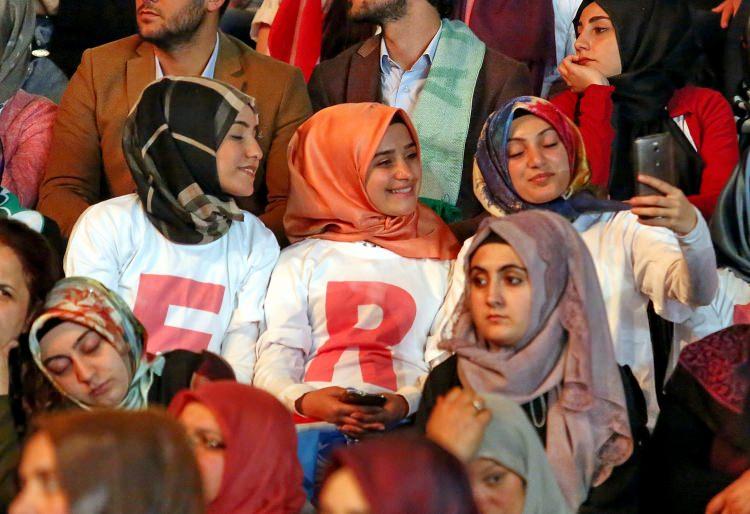 <p>CUMHURBAŞKANI Recep Tayyip Erdoğan’ın yeniden AK Parti Genel Başkanı olacağı AK Parti 3. Olağanüstü Büyük Kongresi "Recep Tayyip Erdoğan" sloganlarıyla başladı. </p>
