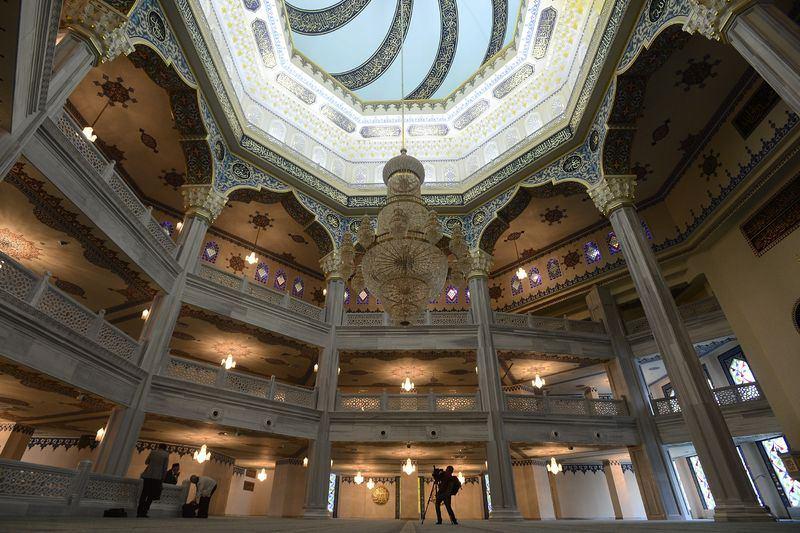 <p>T&uuml;rkiye ile Rusya'nın katkılarıyla yapılan ve Cumhurbaşkanı Recep Tayyip Erdoğan'ın katılımıyla a&ccedil;ılacak Moskova Merkez Camisi, Klasik Osmanlı sanatı tarzında s&uuml;slendi.</p>
