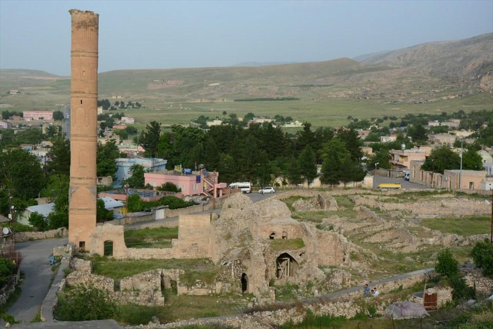 <p>Bir süre önce gittiği Almanya'daki Berlin Bergama Müzesini gezdiğini, orada Hasankeyf, Diyarbakır ve Mardin'e ait eserlerin de bulunduğunu belirten Akdeniz, şöyle konuştu:</p>

<p> </p>
