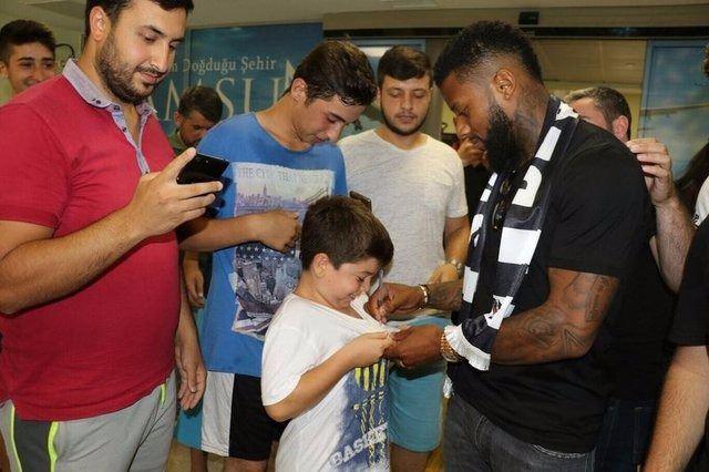 <p>Yıldız futbolcuyu havaalanı içinde karşılayan taraftarlar arasında Fenerbahçeli bir hayranı da vardı.</p>
