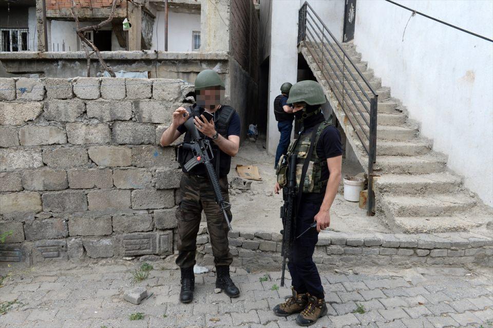 <p><strong>TERK ETTİKLERİ BÖLGELERİ ATEŞE VERİYORLAR</strong><br />
 <br />
Operasyonun 76. gününde, çatışmalar nedeniyle kentten dumanlar yükselirken, güvenlik güçlerinin ilerleyişlerini engellemeye çalışan teröristler, el yapımı patlayıcı, roket ve uzun namlulu silahlarla saldırılarda bulunuyor.</p>
