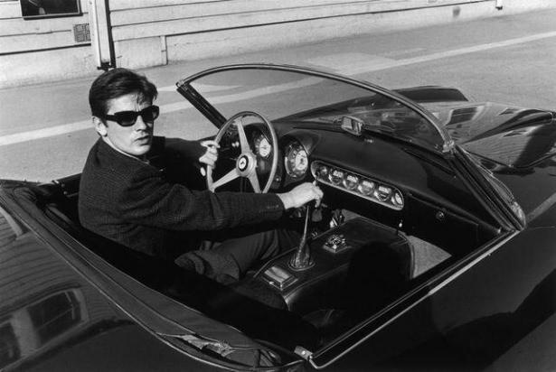 <p>Bir zamanlar Fransız aktör Alain Delon'a ait olan, daha sonra bir çiftlikte çürümeye terk edilen klasik spor araba, Paris'te Artcurial müzayede evi tarafından 23 milyon dolara satıldı. </p>