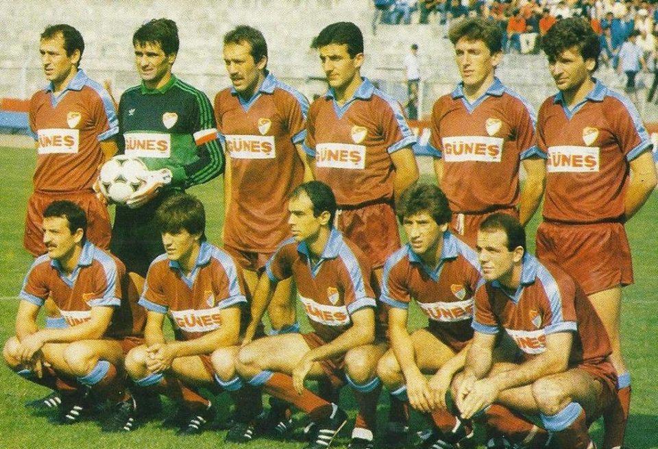 <p><strong>Trabzonspor (1984-1985)</strong><br />
<br />
1984-1985 sezonunda Türkiye 1.Ligi’ni 3.sırada tamamlayan, Türkiye Kupası’nı finalde Galatasaray’a kaptıran, Başbakanlık Kupası’nı ise Kayserispor’u 6-2 yenerek müzesine </p>
<p>götüren Trabzonspor. Şampiyon Kulüpler Kupası’nın ilk turunda Dnipro’ya 1-0 ve 0-3’lük skorlarla elenen bordo-mavililerin teknik direktörlüğünü önce Özkan Sümer ardından İlyas Akçay yaptı.</p>
<p>Soldan sağa</p>
<p>Ayaktakiler: Necati Özçağlayan, Şenol Güneş, Tuncay, Şenol Ustaömer, Hasan Vezir, Güngör Şahinkaya.</p>
<p>Oturanlar: Turgay Semercioğlu, Kemal Serdar, Osman Denizci, Lemi Çelik, Hasan Şengün.</p>
<p> </p>