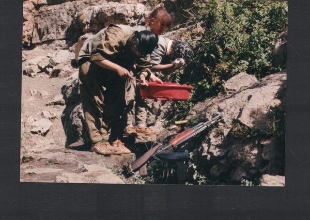 <p>Terör örgütünün Kazan Vadisi'nde kalan bazı militanların mağaralarda açlık ve sefalet içerisinde ölümü beklediği öğrenildi. Terör örgütünün Kazan vadisinde aldığı büyük darbeden sonra bir çok teröristi teslim olmak için fırsat kolladığı, bazı teröristlerin ise açlık, sağlıksız koşullar ve soğuk yüzünden çok zor durumda oldukları bildirildi.</p>
<p> </p>