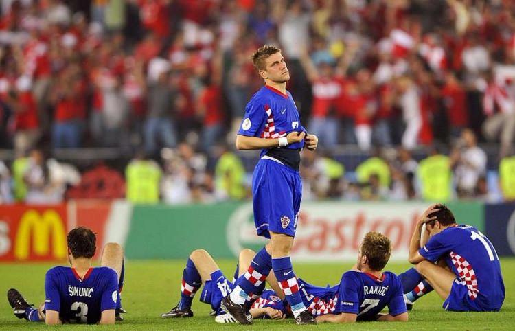 <p>IVAN KLASNIC | 2007 yılında Werder Bremen forması giyerken Klasnic böbrek yetmezliği sebebiyle ameliyata girdi. Annesinin böbreğini alan Klasnic'in, vücudun böbreği reddetmesi nedeniyle futbola dönüp dönmyeceği belli değildi. Klasnic, Mart 2007'de babasının böbreğini aldı ancak ilk maçına Kasım 2007'de çıkabildi.</p>