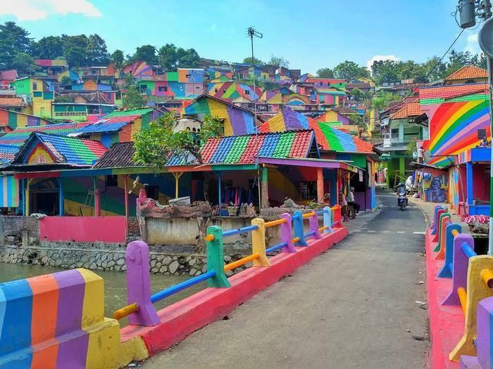 <p>Endonezya Hükümeti gecekondu mahallesini gökkuşağı köyüne dönüştürdü. </p>

