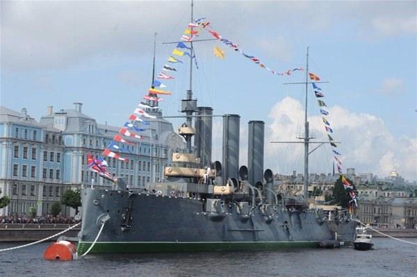 <p>Aurora kruvazörü St. Petersburg’daki Neva Nehri’nde.</p>

<p> </p>
