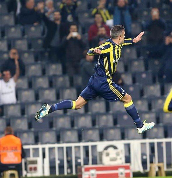 <p>KADIKÖY'DE VAN PERSIE ŞOV!<br />
<br />
Robin van Persie, Fenerbahçe kariyerindeki en parlak maçını Kardemir Karabükspor karşısında oynadı.Maçın 18. dakikasında kazanılan penaltı vuruşunu gole çevirerek takımının ilk golünü kaydeden Van Persie, 48. dakikada bir kez daha topu ağlarla buluşturdu. Bu sezon Osmanlıspor'dan sonra Kardemir Karabükspor ağlarını da havalandıran Hollandalı futbolcu, ligdeki gol sayısını 3'e çıkardı. Ayrıca Van Persie, Chahechouhe'nin attığı gole de asist yaparak bu sezon 2. kez gol pası verdi.</p>