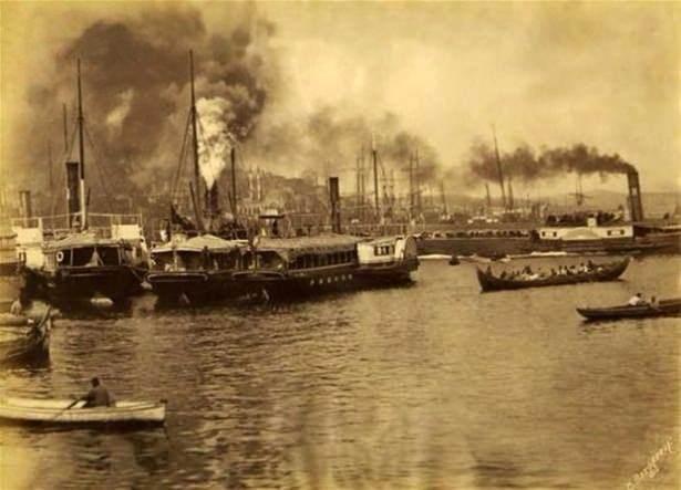 <p>Sirkeci önlerinde yandan çarklı vapurlar (1885)</p>
