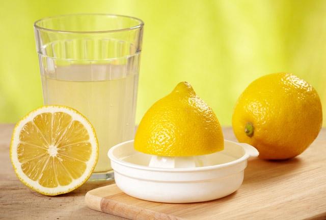 <p><strong>1. Bolca su için </strong></p>

<p>Güne bir bardak ılık limonlu su içerek başlayın. </p>
