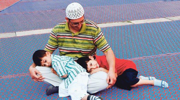 <p>Orucun manevi değerlerini çocuğa anlattıktan sonra <strong>oruçla ilgili terimlerin</strong> <strong>ne demek olduklarını </strong>izah edin.</p>
