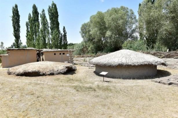 <p>Aksaray'ın Gülağaç ilçesine bağlı Kızılkaya köyü yakınlarındaki Aşıklı Höyük’te arkeolojik kazı çalışmaları 26. yılında uluslararası uzmanların katılımıyla devam ediyor.</p>
