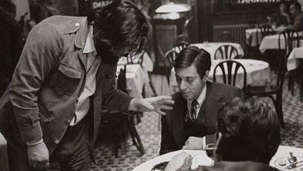 <p>The Godfather´ın yönetmeni Francis Ford Coppola, filmin çekimleri esnasında Al Pacino´ya direktif verirken, 1972</p>
