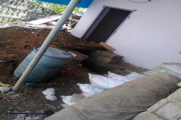 <p>Operasyonların sürdüğü bölgede arama tarama faaliyetleri sürüyor. Arama tarama faaliyetleri yapan güvenlik kuvvetleri bir evde yaptıkları aramalarda sıkışan teröristlerin sızma ve kaçma amacıyla kullandığı değerlendirilen tünel ve sığınak bulundu.</p>
<p> </p>