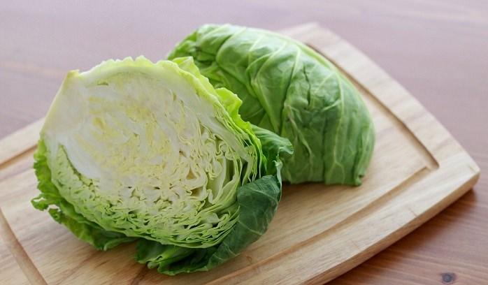 <p><strong>C VİTAMİNİ</strong></p>
<p>Lahana çiğ tüketmek ya da suyunu içmek idrar söktürür ve toksinleri atar. Beyaz lahanın C vitaminini kaybetmemesi için uzun süre pişirmemek gerekir.</p>