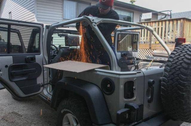 <p>JİPİNİ EVE ÇEVİRİP AFRİKA TURUNA ÇIKTI!</p>

<p>Afrika turuna çıkmaya hazırlanırken aklına ilginç bir fikir gelen Dan Grec isimli adam, sahip olduğu Jeep Wrangler model aracını bir eve dönüştürmeye karar verdi.</p>
