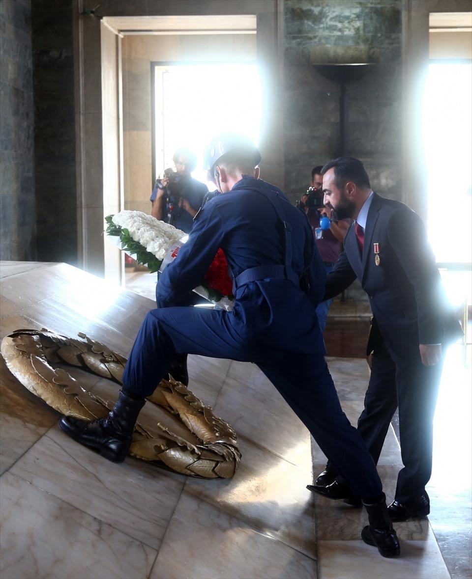 <p>Özellikle gazilik, muazzam bir fedakarlık ruhunun mücadele disipliniyle örtüşme hali, vatan ve millet uğruna gösterilen faziletli bir duruşun iftihar vesikasıdır.</p>