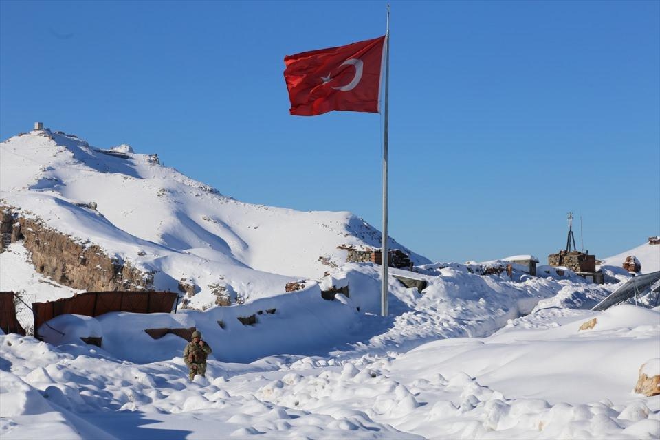 <p> Minik yüreklerin yazdığı mektup ve şiirler, Şırnak'ın Uludere ilçesindeki Irak sınırının sıfır noktasında bulunan Şırnak'taki 23. Jandarma Sınır Tümen Komutanlığına, oradan da helikopter ile Irak sınırının sıfır noktasındaki 2 bin 30 rakımlı "Kartal Yuvası" olarak adlandırılan Karaçalı üs bölgesine ulaştırıldı.</p>

<p> </p>
