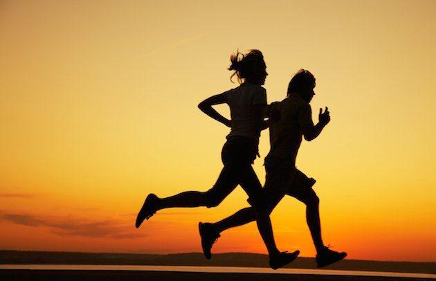<p>Her gün <strong>koşmak</strong> cilde parlaklık verir. Sebebi ise koşarken hızlanan kan akışı sayesinde vücudunuzun toksinlerden arınmasını sağlar.</p>

