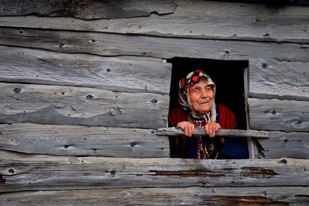 <p>Ziyaretçilerini yemyeşil çayırların ortasındaki gölüyle kendisine hayran bırakan Giresun'un Yağlıdere ilçesinde Gölyanı Yaylası, baharın gelişiyle renklenerek bir başka güzelliğe bürünüyor. Yeşilpınar köyü sınırları içerisinde bin 530 metre yükseklikte yer alan gölün etrafını çevreleyen çimenler, sarı ve mor renkteki zifin çiçekleri ile orman gülleri, eşine az rastlanır bir görüntü oluşturuyor.</p>
<p> </p>